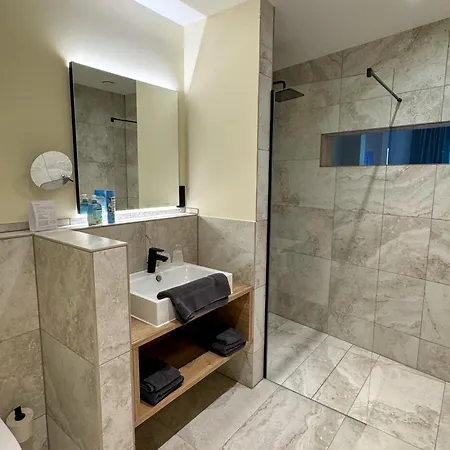 Veenland فندق 4*